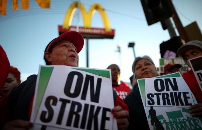 Detienen a manifestantes que pedían aumento de sueldo en EE.UU. - arrestos-II