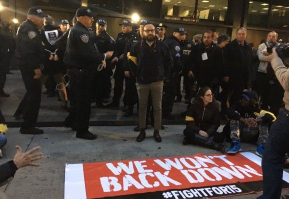 Detienen a manifestantes que pedían aumento de sueldo en EE.UU.