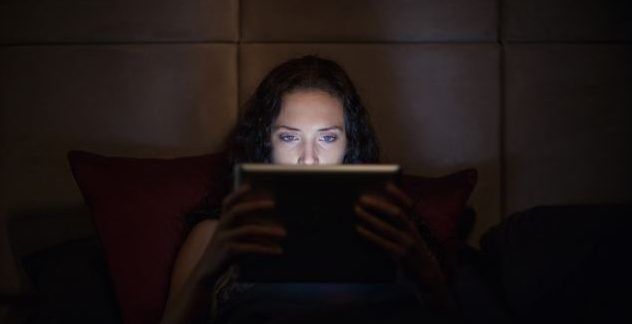 Luz de dispositivos electrónicos puede generar problemas de salud
