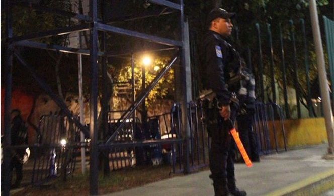 Sujeto asalta a tripulantes de 2 autos en la colonia Anáhuac