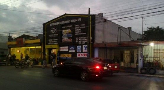 Empleados frustran asalto y detienen a delincuentes en Nuevo León