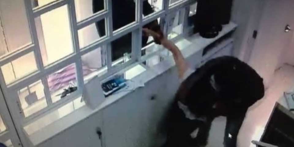 Video: sujetos someten y asaltan a empleada de tienda de celulares