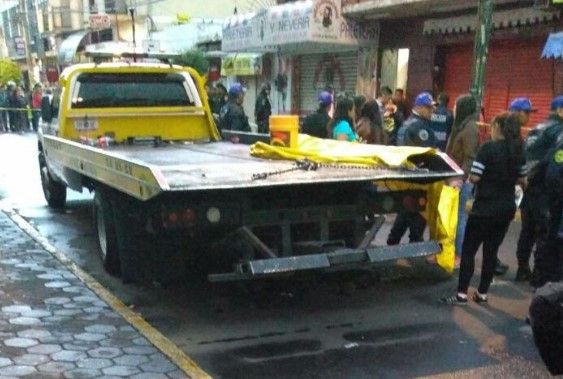 Intentan linchar a conductor de grúa que mató a adulto mayor en Iztapalapa - atropellado