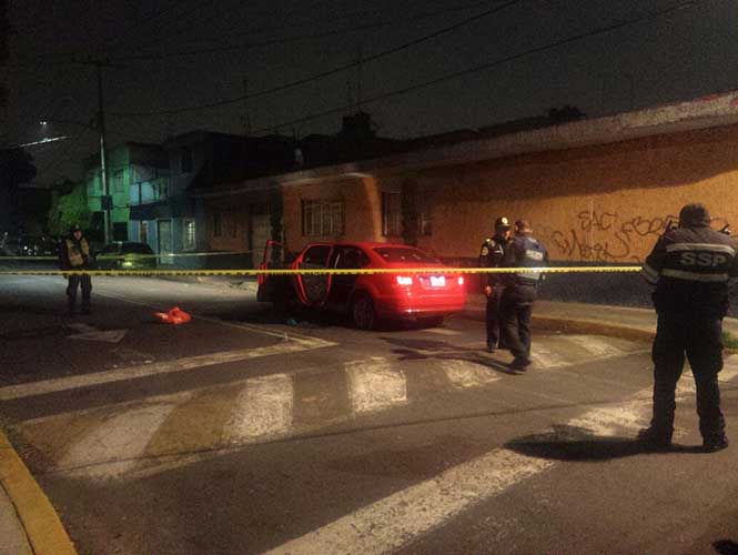 Balean auto con 4 personas a bordo en Iztapalapa - auto-02