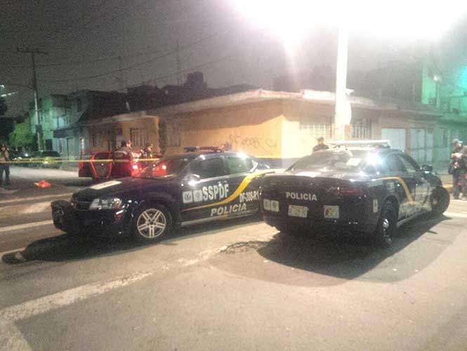 Balean auto con 4 personas a bordo en Iztapalapa - auto-03
