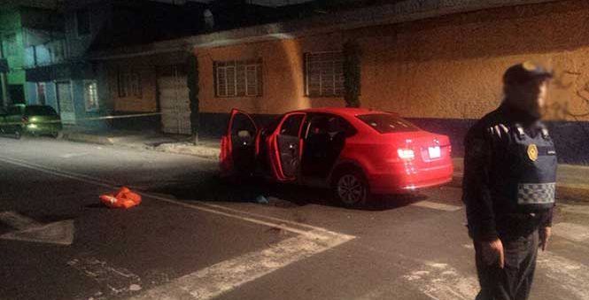 Balean auto con 4 personas a bordo en Iztapalapa