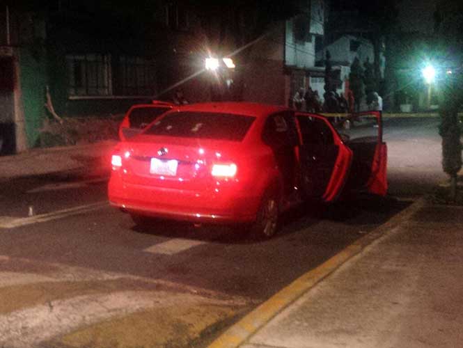 Balean auto con 4 personas a bordo en Iztapalapa - auto