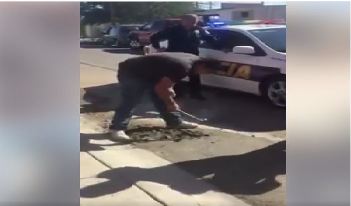 Video: policías infraccionan y obligan a destapar bache a albañiles