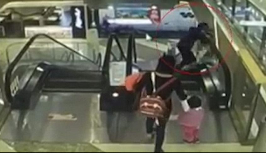 Video: muere bebé tras caer de los brazos de su abuela en una escalera eléctrica