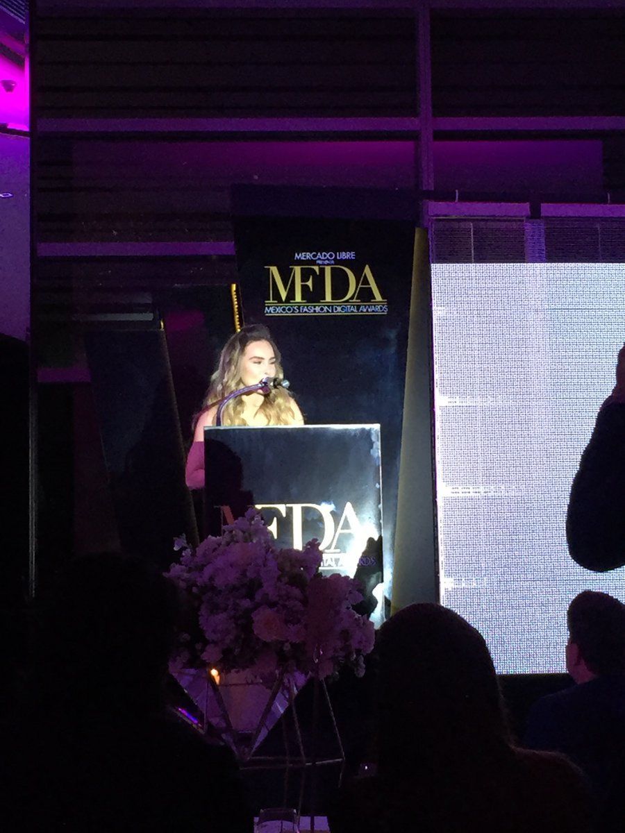 Entregan reconocimiento a Belinda por su aporte a la moda - belinda-2