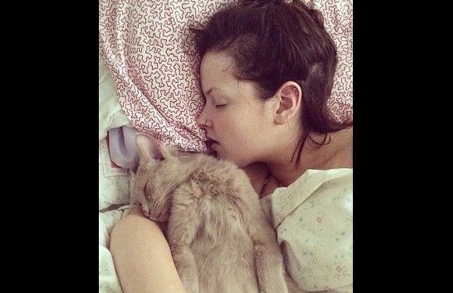 Mujer con Síndrome de la Bella Durmiente toma siestas de seis meses - beth-VI