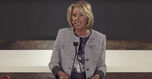 Trump nombra a Betsy DeVos como secretaria de educación - betsy-devos