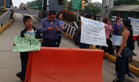 Maestros toman escuelas y casetas en Veracruz