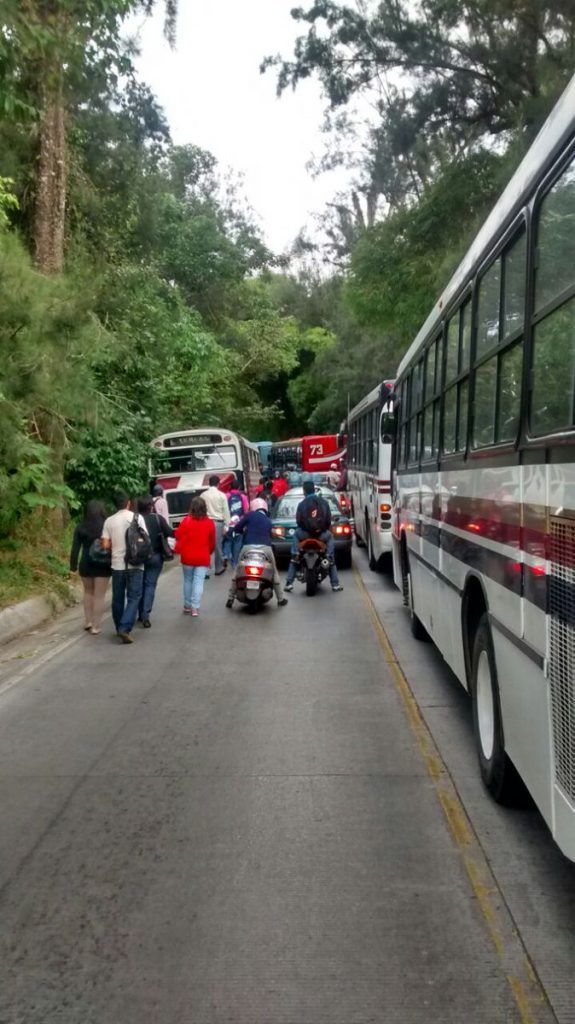 Maestros toman escuelas y casetas en Veracruz - bloqueo-veracruz-575x1024