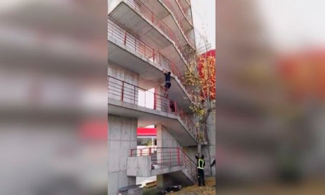 Video: bombero escala edificio de nueve pisos en 30 segundos Video: bombero escala edificio de nueve pisos en 30 segundos