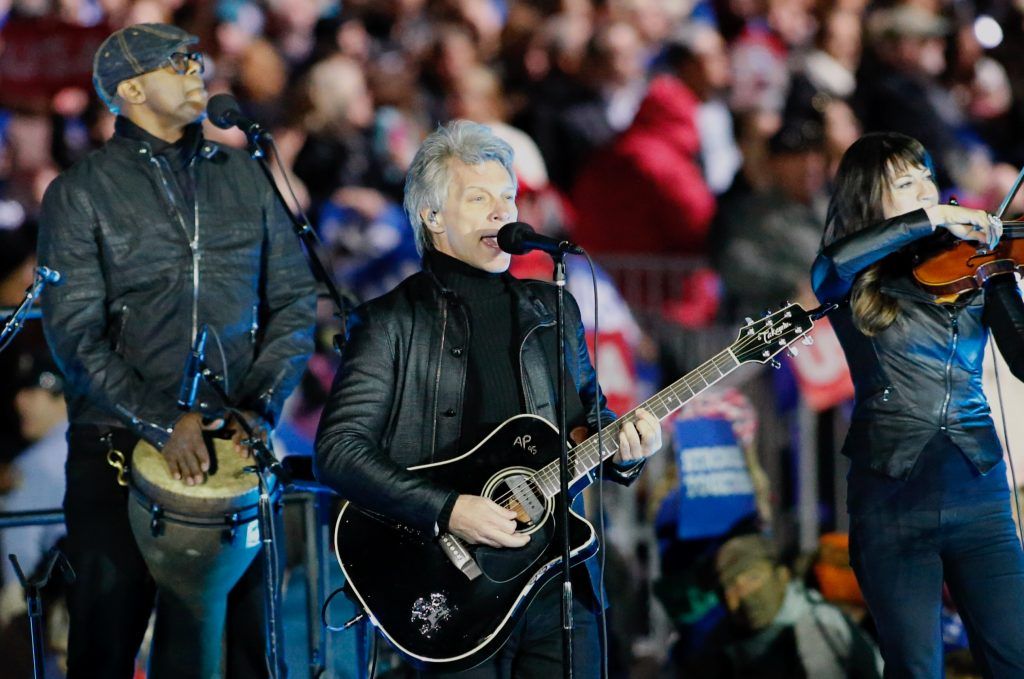 Los Obama, Bon Jovi y Bruce Springsteen en el cierre de campaña de Hillary Clinton - bon-jovi-2-1024x679