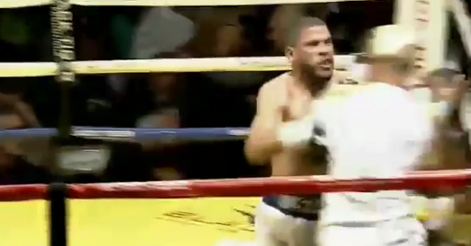 Video: boxeador golpea a entrenador rival tras noquear a su oponente