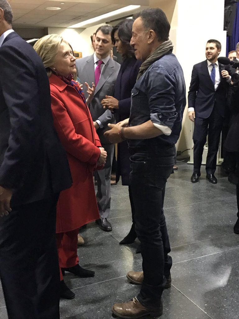 Los Obama, Bon Jovi y Bruce Springsteen en el cierre de campaña de Hillary Clinton - bruce-sprinsteen-768x1024
