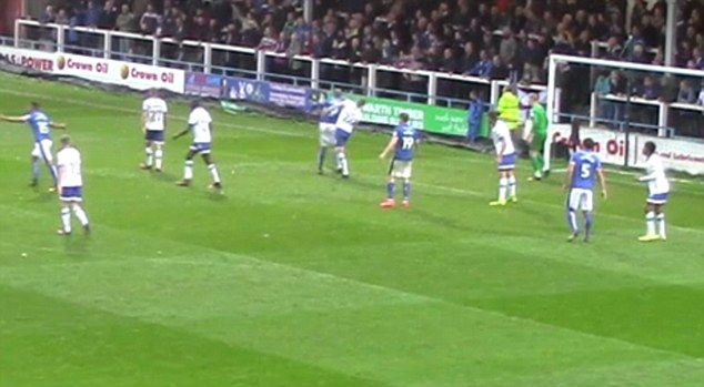 Video: codazo le cuesta a futbolista 12 partidos de suspensión