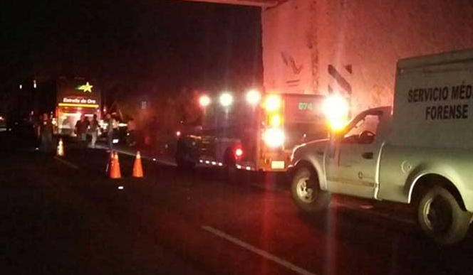 Choque entre autobús y tráiler deja un muerto en la carretera México-Acapulco