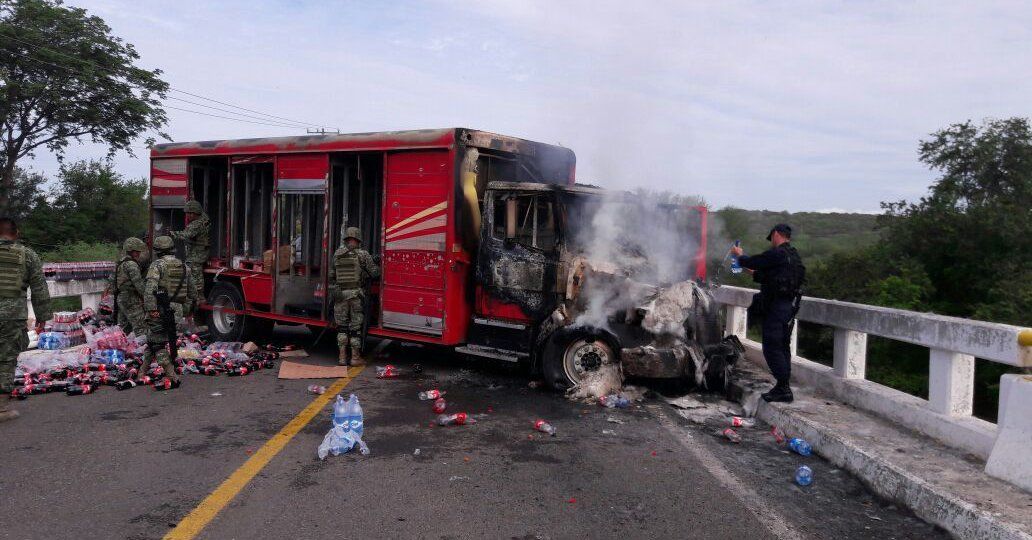 Incendian camión de refrescos en Michoacán