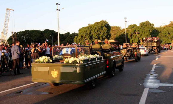 Inicia el recorrido de las cenizas de Fidel Castro hacia Santiago de Cuba - caravana-de-la-libertad-3