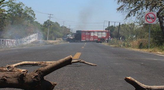 Bloquea grupo armado carretera en Michoacán