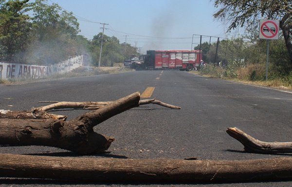 Bloquea grupo armado carretera en Michoacán - carretera-michoacan