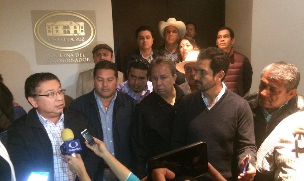 Alcaldes del PAN y PRD toman Casa Veracruz