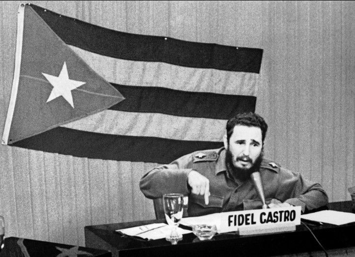 Galería: repaso a la vida de Fidel Castro - castro-10-Mr.-Castro-making-a-speech-on-radio-and-television-during-the-Cuban-missile-crisis-in-October-1962.-He-had-allowed-the-Soviets-to-build-missile-launching-sites-in-Cuba-leading-to-a-harrowing-dip