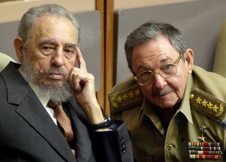 Galería: repaso a la vida de Fidel Castro - castro-13-With-his-brother-Raúl-then-the-minister-of-defense-at-a-Parliament-session-in-Havana-in-2004.-Fidel-Castro-stepped-aside-in-2006-ceding-much-of-his-power-to-Raúl-and-two-years-later-formally