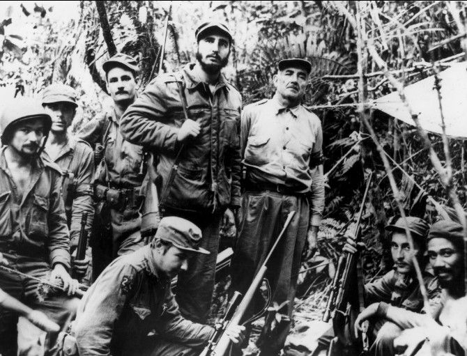 Galería: repaso a la vida de Fidel Castro - castro-4-Mr.-Castro-with-other-revolutionary-leaders-in-Cuba-in-June-1957-including-Che-Guevera-the-guerrillas’-physician-second-from-left-and-Raúl-Castro-kneeling-in-the-foreground.