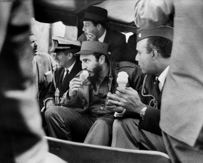 Galería: repaso a la vida de Fidel Castro - castro-7-Mr.-Castro-with-an-ice-cream-cone-on-the-Bronx-Zoo-train-in-April-1959.