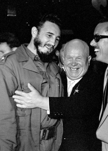 Galería: repaso a la vida de Fidel Castro - castro-9-Mr.-Castro-and-Nikita-S.-Khrushchev-the-Soviet-leader-on-the-floor-of-the-United-Nations-General-Assembly-in-1960-when-Mr.-Castro-was-turning-to-the-Soviet-Union-for-economic-aid-and-political
