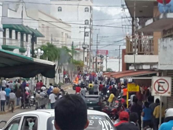Video: incendian Palacio Municipal de Catemaco - catemaco-2