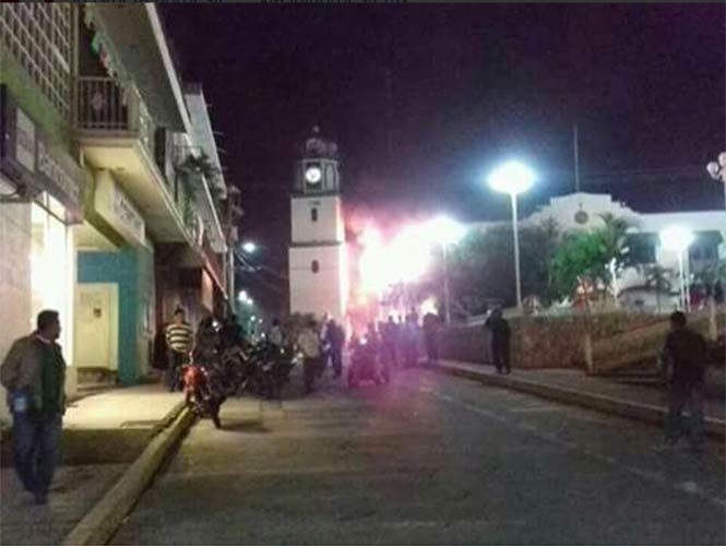 Video: incendian Palacio Municipal de Catemaco - catemaco-3