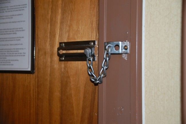 ¿Cuál es el cuarto más seguro del hotel? - cerrojo-puerta
