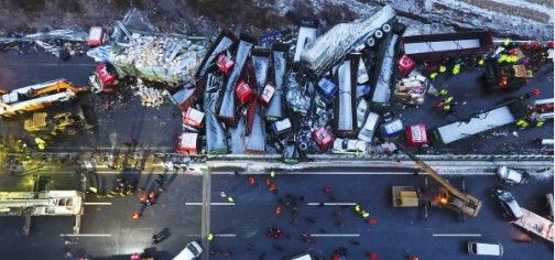 Video: carambola de 56 vehículos en China deja más de 17 muertos