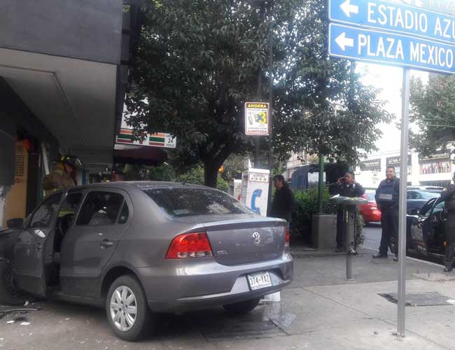 Galería: impacta coche contra 7 Eleven en la Nápoles - choque-2