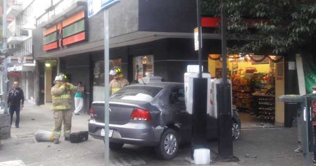 Galería: impacta coche contra 7 Eleven en la Nápoles