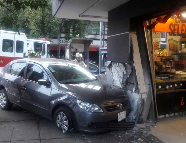 Galería: impacta coche contra 7 Eleven en la Nápoles - choque-4