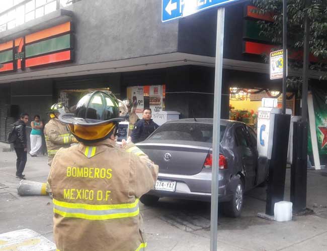 Galería: impacta coche contra 7 Eleven en la Nápoles - choque-5