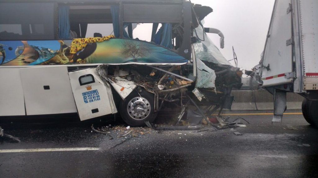 Choque entre autobús y tráiler deja 30 lesionados en Circuito Mexiquense - choque-Circuito-Exterior-Mexiquense-3-1024x576