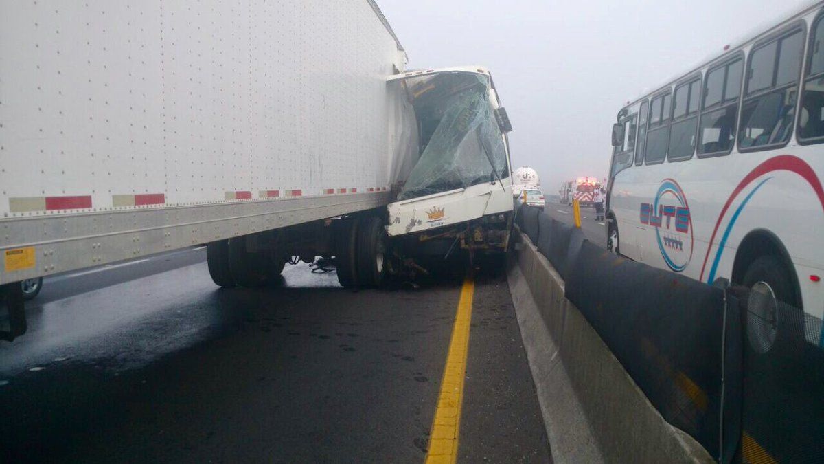 Choque entre autobús y tráiler deja 30 lesionados en Circuito Mexiquense