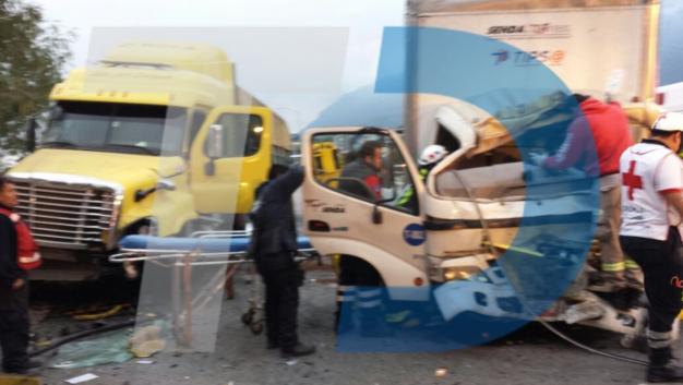 Conductor de camión termina prensado tras choque con tráiler - choque-camion-1