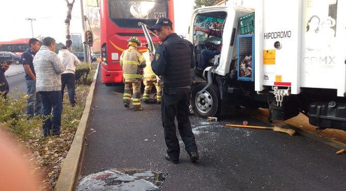 Choca camión de basura con Metrobús en Insurgentes - choque-camion-insurgeentes