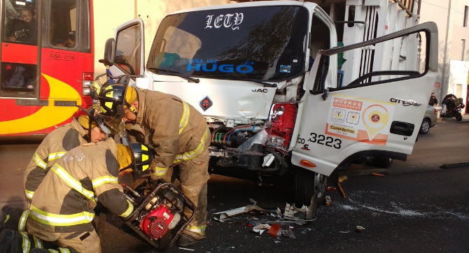 Choca camión de basura con Metrobús en Insurgentes - choque-camion-insurgentes