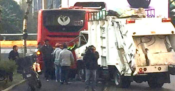 Choca camión de basura con Metrobús en Insurgentes Choca camión de basura con Metrobús en Insurgentes