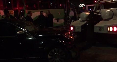 Choca auto contra pipa de gas en avenida Revolución