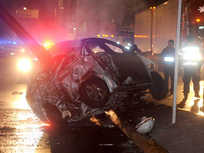 Muere conductor calcinado en Circuito Interior